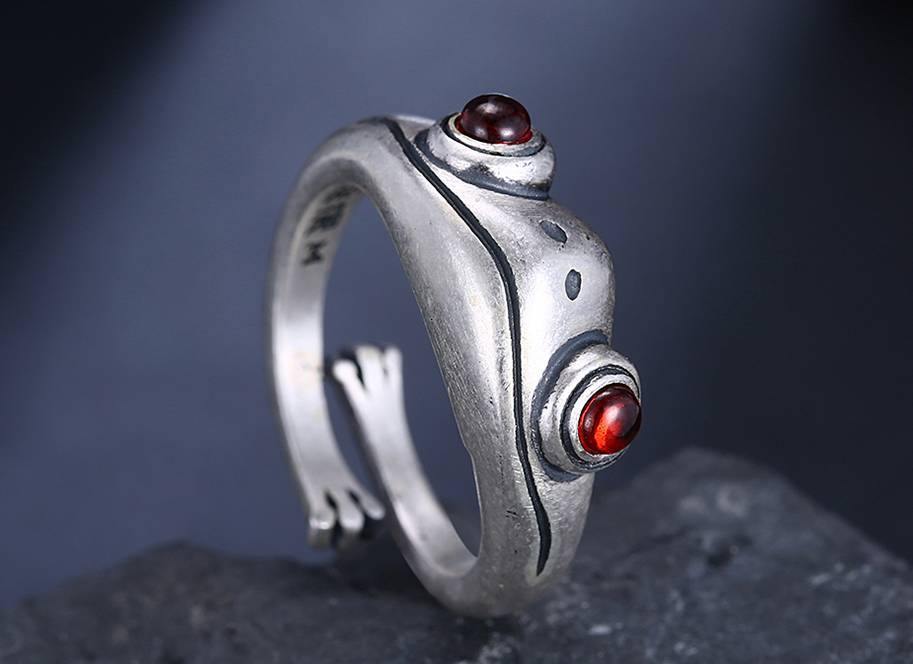 Red Garnet Frog Huggle Ring - Wyvern's Hoard