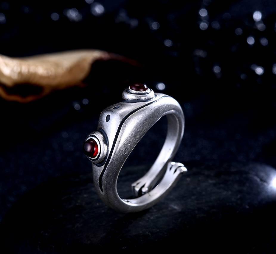 Red Garnet Frog Huggle Ring - Wyvern's Hoard